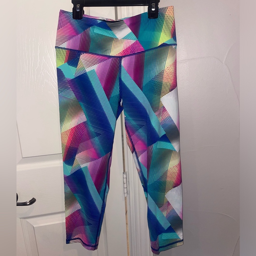 Knockout. By Victoria's Secret VSX Sport Cropped Leggings